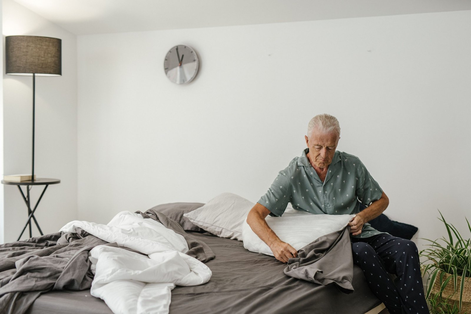 Cómo levantarse de la cama con más facilidad y seguridad